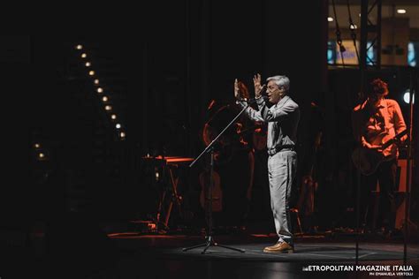 Il Concerto di Caetano Veloso: Un Viaggio Musicale Tra Nostalgia e Innovazione!